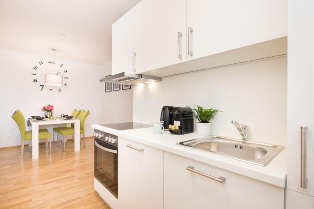 Premium City Apartment With Balcony! Free Garage Parking Included! Відень Екстер'єр фото